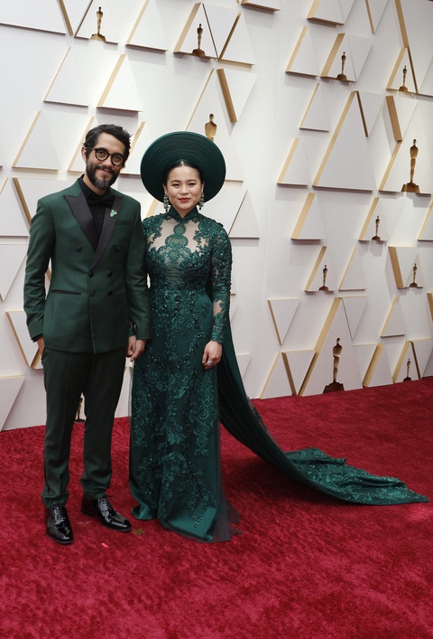 Diễn viên Kelly Marie Trần mặc áo dài Việt Nam trên thảm đỏ Oscar - Ảnh 2. Diễn viên Kelly Marie Trần mặc áo dài Việt Nam trên thảm đỏ Oscar - Ảnh 2.