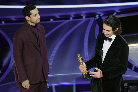 Will Smith choảng Chris Rock ngay tại lễ trao giải Oscar rồi quay lại sân khấu nhận tượng vàng - Ảnh 25. Will Smith choảng Chris Rock ngay tại lễ trao giải Oscar rồi quay lại sân khấu nhận tượng vàng - Ảnh 25.