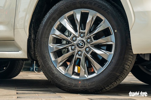 Chi tiết Toyota Land Cruiser MBS 2022 đầu tiên về Việt Nam: Nội thất đúng chất Chủ tịch - Ảnh 5. Chi tiết Toyota Land Cruiser MBS 2022 đầu tiên về Việt Nam: Nội thất đúng chất Chủ tịch - Ảnh 5.