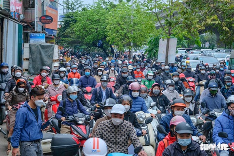 Sáng đầu tuần, nhiều tuyến đường Hà Nội lại ùn ứ - Ảnh 1. Sáng đầu tuần, nhiều tuyến đường Hà Nội lại ùn ứ - Ảnh 1.
