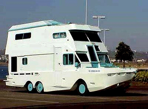 Những chiếc motorhome kỳ lạ nhất thế giới: Độ từ máy bay, lâu đài và cả du thuyền - Ảnh 1. Những chiếc motorhome kỳ lạ nhất thế giới: Độ từ máy bay, lâu đài và cả du thuyền - Ảnh 1.