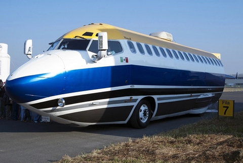 Những chiếc motorhome kỳ lạ nhất thế giới: Độ từ máy bay, lâu đài và cả du thuyền - Ảnh 5. Những chiếc motorhome kỳ lạ nhất thế giới: Độ từ máy bay, lâu đài và cả du thuyền - Ảnh 5.