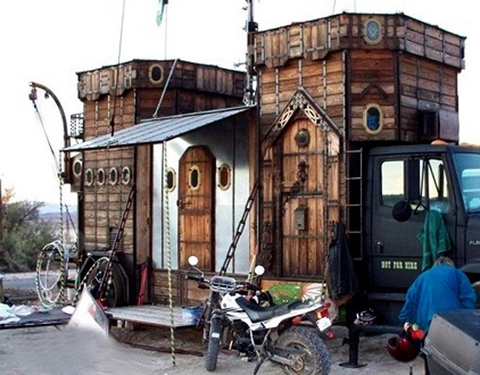 Những chiếc motorhome kỳ lạ nhất thế giới: Độ từ máy bay, lâu đài và cả du thuyền - Ảnh 6. Những chiếc motorhome kỳ lạ nhất thế giới: Độ từ máy bay, lâu đài và cả du thuyền - Ảnh 6.