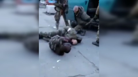 Xuất hiện video 6 phút binh sĩ Nga bị lính Ukraine đánh đập, hai bên nói gì? - Ảnh 1. Xuất hiện video 6 phút binh sĩ Nga bị lính Ukraine đánh đập, hai bên nói gì? - Ảnh 1.
