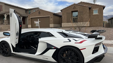 Cụ bà U80 người Việt cầm lái siêu xe Lamborghini Aventador SVJ khiến dân tình thán phục - Ảnh 2. Cụ bà U80 người Việt cầm lái siêu xe Lamborghini Aventador SVJ khiến dân tình thán phục - Ảnh 2.