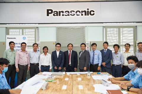 Panasonic Life Solutions tặng thiết bị thực hành cho sinh viên khoa Điện - Ảnh 5. Panasonic Life Solutions tặng thiết bị thực hành cho sinh viên khoa Điện - Ảnh 5.