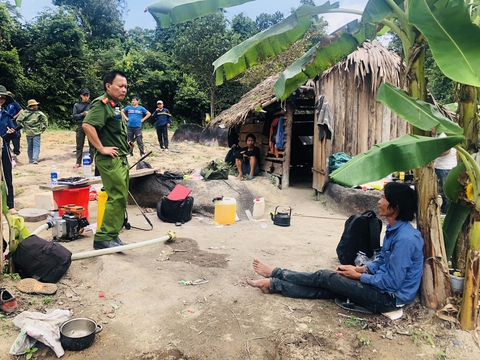 Phát hiện 3 người trồng cần sa, ‘thủ’ súng trái phép trên núi cao - Ảnh 2. Phát hiện 3 người trồng cần sa, ‘thủ’ súng trái phép trên núi cao - Ảnh 2.