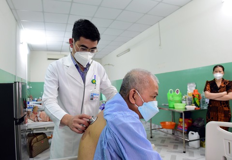 Không được lạm dụng khám hậu COVID-19 - Ảnh 1. Không được lạm dụng khám hậu COVID-19 - Ảnh 1.