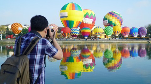 Nên giữ Hội An rêu phong hay sặc sỡ sắc màu? - Ảnh 1. Nên giữ Hội An rêu phong hay sặc sỡ sắc màu? - Ảnh 1.