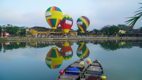 Nên giữ Hội An rêu phong hay sặc sỡ sắc màu? - Ảnh 2. Nên giữ Hội An rêu phong hay sặc sỡ sắc màu? - Ảnh 2.