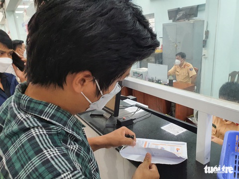 Đường truyền hỏng, người mua xe nhập khẩu không đăng ký được - Ảnh 1. Đường truyền hỏng, người mua xe nhập khẩu không đăng ký được - Ảnh 1.