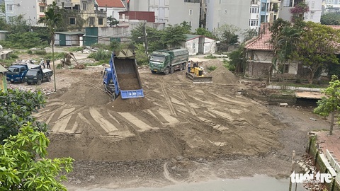 Dân muốn giữ hồ Bà Đồ, ban quản lý dự án ngày đêm san lấp - Ảnh 1. Dân muốn giữ hồ Bà Đồ, ban quản lý dự án ngày đêm san lấp - Ảnh 1.