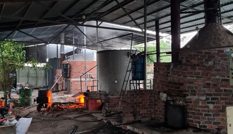 Tạm đình chỉ bí thư, chủ tịch xã để lò nấu dầu nhớt thải không phép hoạt động - Ảnh 1. Tạm đình chỉ bí thư, chủ tịch xã để lò nấu dầu nhớt thải không phép hoạt động - Ảnh 1.