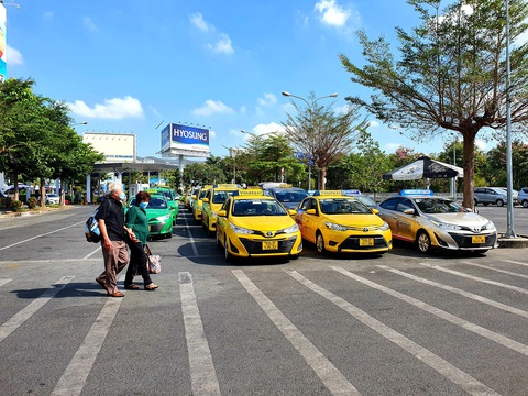 Tân Sơn Nhất quyết ngăn chặn taxi dù chèo kéo, ép giá - Ảnh 1. Tân Sơn Nhất quyết ngăn chặn taxi dù chèo kéo, ép giá - Ảnh 1.