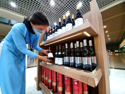 Rục rịch mở lại quầy cà phê, hàng miễn thuế... ở ga quốc tế Tân Sơn Nhất - Ảnh 1. Rục rịch mở lại quầy cà phê, hàng miễn thuế... ở ga quốc tế Tân Sơn Nhất - Ảnh 1.