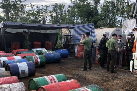 Phát hiện lò nấu dầu khủng giữa cánh đồng - Ảnh 2. Phát hiện lò nấu dầu khủng giữa cánh đồng - Ảnh 2.