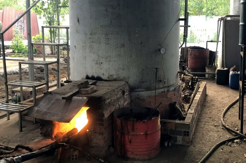 Phát hiện lò nấu dầu khủng giữa cánh đồng - Ảnh 1. Phát hiện lò nấu dầu khủng giữa cánh đồng - Ảnh 1.
