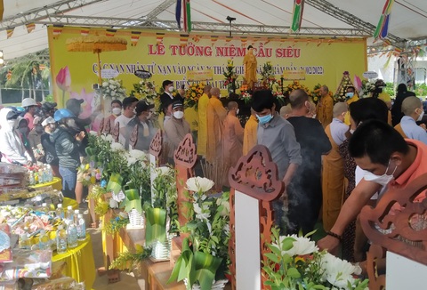 Hội An làm lễ tưởng niệm cầu siêu cho 17 nạn nhân vụ lật ca nô ở biển Cửa Đại - Ảnh 1. Hội An làm lễ tưởng niệm cầu siêu cho 17 nạn nhân vụ lật ca nô ở biển Cửa Đại - Ảnh 1.