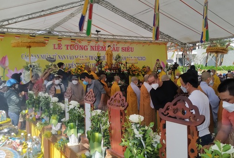 Hội An làm lễ tưởng niệm cầu siêu cho 17 nạn nhân vụ lật ca nô ở biển Cửa Đại - Ảnh 4. Hội An làm lễ tưởng niệm cầu siêu cho 17 nạn nhân vụ lật ca nô ở biển Cửa Đại - Ảnh 4.