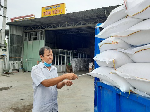 Chuyện chưa kể ở chợ gạo lớn nhất miền Tây - Kỳ 3: Nghề độc lạ ăn theo chợ gạo - Ảnh 1. Chuyện chưa kể ở chợ gạo lớn nhất miền Tây - Kỳ 3: Nghề độc lạ ăn theo chợ gạo - Ảnh 1.
