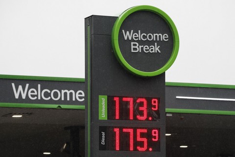 Giá dầu lên hơn 110 USD/thùng, OPEC chỉ tăng sản lượng nhỏ giọt - Ảnh 1. Giá dầu lên hơn 110 USD/thùng, OPEC chỉ tăng sản lượng nhỏ giọt - Ảnh 1.