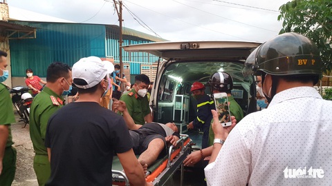 Xe tải mất thắng lao vào đám cưới, tài xế la hoảng để người dự tiệc tháo chạy - Ảnh 3. Xe tải mất thắng lao vào đám cưới, tài xế la hoảng để người dự tiệc tháo chạy - Ảnh 3.