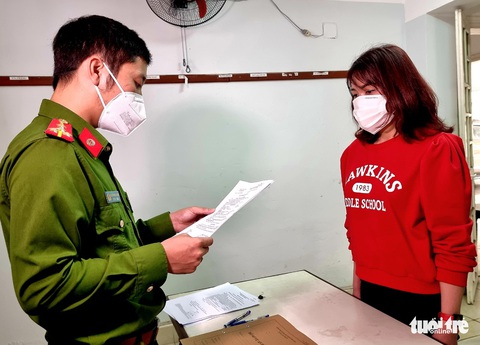 Khởi tố cô gái nhờ mẹ, em và bạn mở hàng chục tài khoản ngân hàng để bán kiếm lời - Ảnh 1. Khởi tố cô gái nhờ mẹ, em và bạn mở hàng chục tài khoản ngân hàng để bán kiếm lời - Ảnh 1.