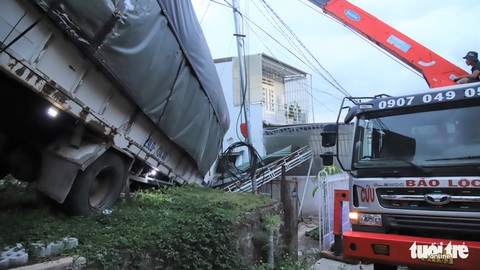 Xe tải mất thắng lao vào đám cưới, tài xế la hoảng để người dự tiệc tháo chạy - Ảnh 1. Xe tải mất thắng lao vào đám cưới, tài xế la hoảng để người dự tiệc tháo chạy - Ảnh 1.