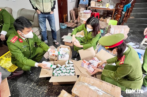 Mua cồn, tinh dầu chế hàng ngàn chai sát khuẩn giả - Ảnh 1. Mua cồn, tinh dầu chế hàng ngàn chai sát khuẩn giả - Ảnh 1.
