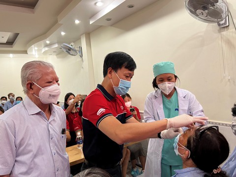 Nhiều bệnh nhân nghèo được Dai-ichi Life Việt Nam tài trợ miễn phí phẫu thuật phục hồi thị lực - Ảnh 1. Nhiều bệnh nhân nghèo được Dai-ichi Life Việt Nam tài trợ miễn phí phẫu thuật phục hồi thị lực - Ảnh 1.