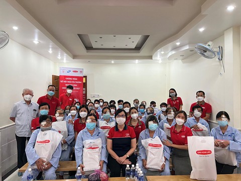 Nhiều bệnh nhân nghèo được Dai-ichi Life Việt Nam tài trợ miễn phí phẫu thuật phục hồi thị lực - Ảnh 2. Nhiều bệnh nhân nghèo được Dai-ichi Life Việt Nam tài trợ miễn phí phẫu thuật phục hồi thị lực - Ảnh 2.