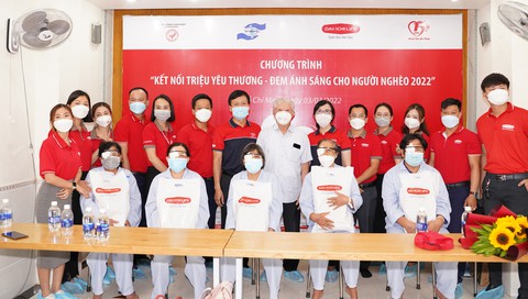 Nhiều bệnh nhân nghèo được Dai-ichi Life Việt Nam tài trợ miễn phí phẫu thuật phục hồi thị lực - Ảnh 3. Nhiều bệnh nhân nghèo được Dai-ichi Life Việt Nam tài trợ miễn phí phẫu thuật phục hồi thị lực - Ảnh 3.