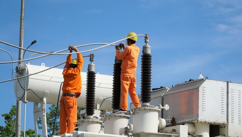 Đảm bảo cung cấp điện khi nắng nóng kéo dài và phụ tải tăng - Ảnh 1. Đảm bảo cung cấp điện khi nắng nóng kéo dài và phụ tải tăng - Ảnh 1.