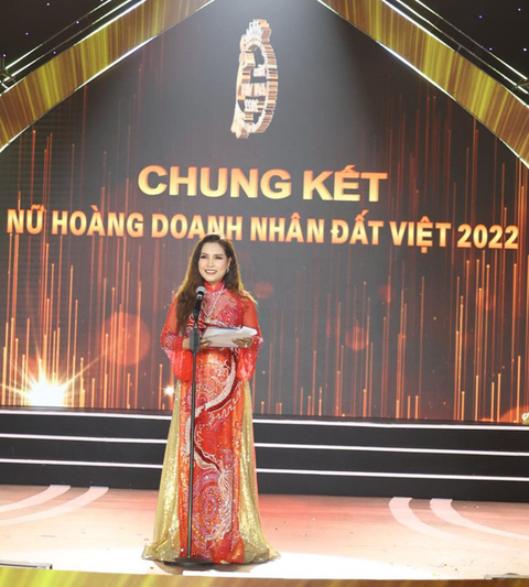 Nguyễn Thị Thanh Thúy đăng quang Nữ hoàng Doanh nhân đất Việt 2022 - Ảnh 2. Nguyễn Thị Thanh Thúy đăng quang Nữ hoàng Doanh nhân đất Việt 2022 - Ảnh 2.