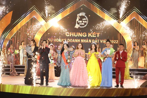 Nguyễn Thị Thanh Thúy đăng quang Nữ hoàng Doanh nhân đất Việt 2022 - Ảnh 3. Nguyễn Thị Thanh Thúy đăng quang Nữ hoàng Doanh nhân đất Việt 2022 - Ảnh 3.