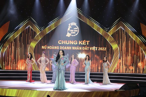 Nguyễn Thị Thanh Thúy đăng quang Nữ hoàng Doanh nhân đất Việt 2022 - Ảnh 1. Nguyễn Thị Thanh Thúy đăng quang Nữ hoàng Doanh nhân đất Việt 2022 - Ảnh 1.