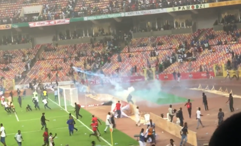 Bác sĩ FIFA đột tử sau khi cổ động viên Nigeria tràn vào sân đập phá kinh hoàng - Ảnh 3.