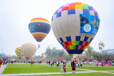Lễ hội khinh khí cầu quốc tế tô điểm vẻ đẹp núi rừng Đông Bắc - Ảnh 4. Lễ hội khinh khí cầu quốc tế tô điểm vẻ đẹp núi rừng Đông Bắc - Ảnh 4.