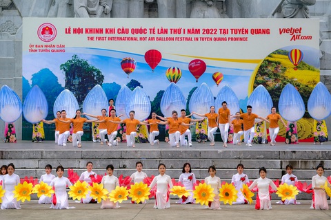 Lễ hội khinh khí cầu quốc tế tô điểm vẻ đẹp núi rừng Đông Bắc - Ảnh 2. Lễ hội khinh khí cầu quốc tế tô điểm vẻ đẹp núi rừng Đông Bắc - Ảnh 2.