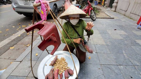 Nổi chìm đời hàng rong - Kỳ 6: Gánh hàng rong giữa phố thị hiện đại - Ảnh 1. Nổi chìm đời hàng rong - Kỳ 6: Gánh hàng rong giữa phố thị hiện đại - Ảnh 1.