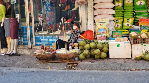 Nổi chìm đời hàng rong - Kỳ 6: Gánh hàng rong giữa phố thị hiện đại - Ảnh 2. Nổi chìm đời hàng rong - Kỳ 6: Gánh hàng rong giữa phố thị hiện đại - Ảnh 2.