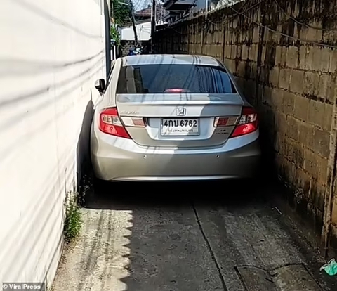 Cụp gương, lái Honda Civic tài tình qua ngõ hẹp suốt 30 năm - Ảnh 2. Cụp gương, lái Honda Civic tài tình qua ngõ hẹp suốt 30 năm - Ảnh 2.
