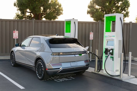 Xe sắp bán tại Việt Nam Kia EV6 trong thử nghiệm dùng thực tế và sạc nhanh: Yên tâm nếu đủ trạm sạc - Ảnh 3. Xe sắp bán tại Việt Nam Kia EV6 trong thử nghiệm dùng thực tế và sạc nhanh: Yên tâm nếu đủ trạm sạc - Ảnh 3.