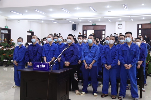 27 thanh thiếu niên lãnh án tù vì đuổi chém nhau trên phố - Ảnh 1. 27 thanh thiếu niên lãnh án tù vì đuổi chém nhau trên phố - Ảnh 1.
