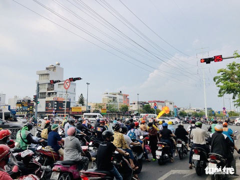 Người biểu diễn ngậm dầu phun lửa tràn ra các ngã tư đường, nguy cơ mất an toàn - Ảnh 2. Người biểu diễn ngậm dầu phun lửa tràn ra các ngã tư đường, nguy cơ mất an toàn - Ảnh 2.