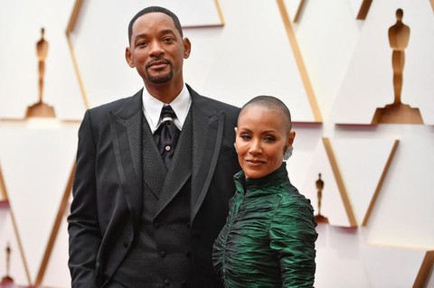 Chris Rock đùa cợt về mái đầu trọc của vợ Will Smith nằm ngoài kịch bản trao giải Oscar - Ảnh 1. Chris Rock đùa cợt về mái đầu trọc của vợ Will Smith nằm ngoài kịch bản trao giải Oscar - Ảnh 1.