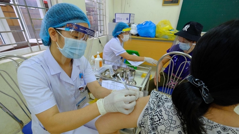 Ai cần tiêm vắc xin COVID-19 mũi 4? - Ảnh 1. Ai cần tiêm vắc xin COVID-19 mũi 4? - Ảnh 1.