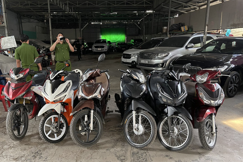 Triệt phá đường dây trộm xe ở siêu thị tiện lợi, đem bán sang Campuchia - Ảnh 2. Triệt phá đường dây trộm xe ở siêu thị tiện lợi, đem bán sang Campuchia - Ảnh 2.
