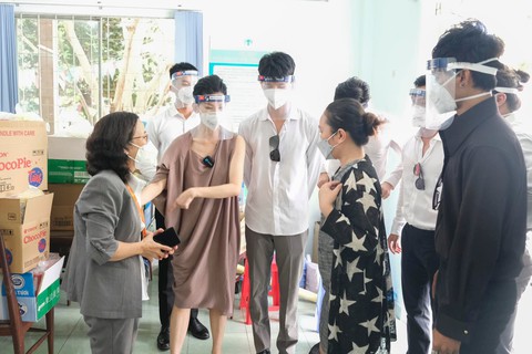 Phương Anh Đào tập yoga trị liệu đẩy lùi dấu hiệu trầm cảm, Xèo Chu đấu giá tranh ở Anh gây quỹ - Ảnh 4. Phương Anh Đào tập yoga trị liệu đẩy lùi dấu hiệu trầm cảm, Xèo Chu đấu giá tranh ở Anh gây quỹ - Ảnh 4.