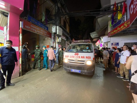 Cháy nhà trọ ở Hà Nội, cứu được 7 người, 1 người tử vong - Ảnh 2. Cháy nhà trọ ở Hà Nội, cứu được 7 người, 1 người tử vong - Ảnh 2.